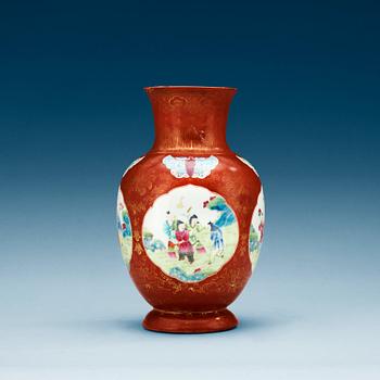 1816. A famille rose vase, late Qing dynasty.