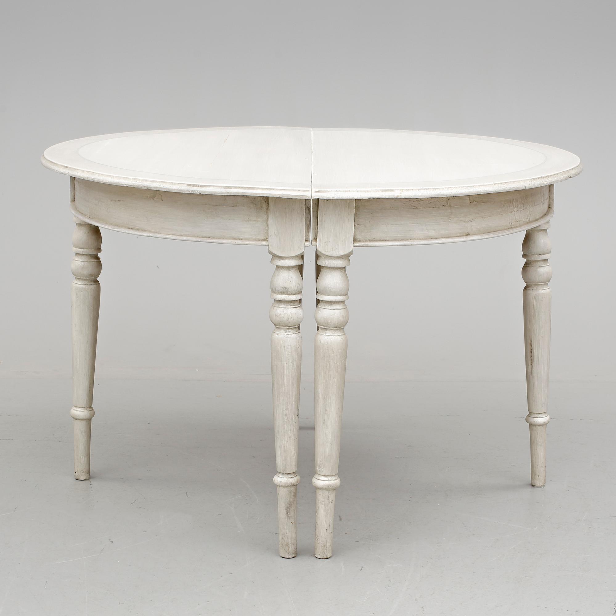 MATBORD, + 4 iläggsskivor, modern tillverkning.