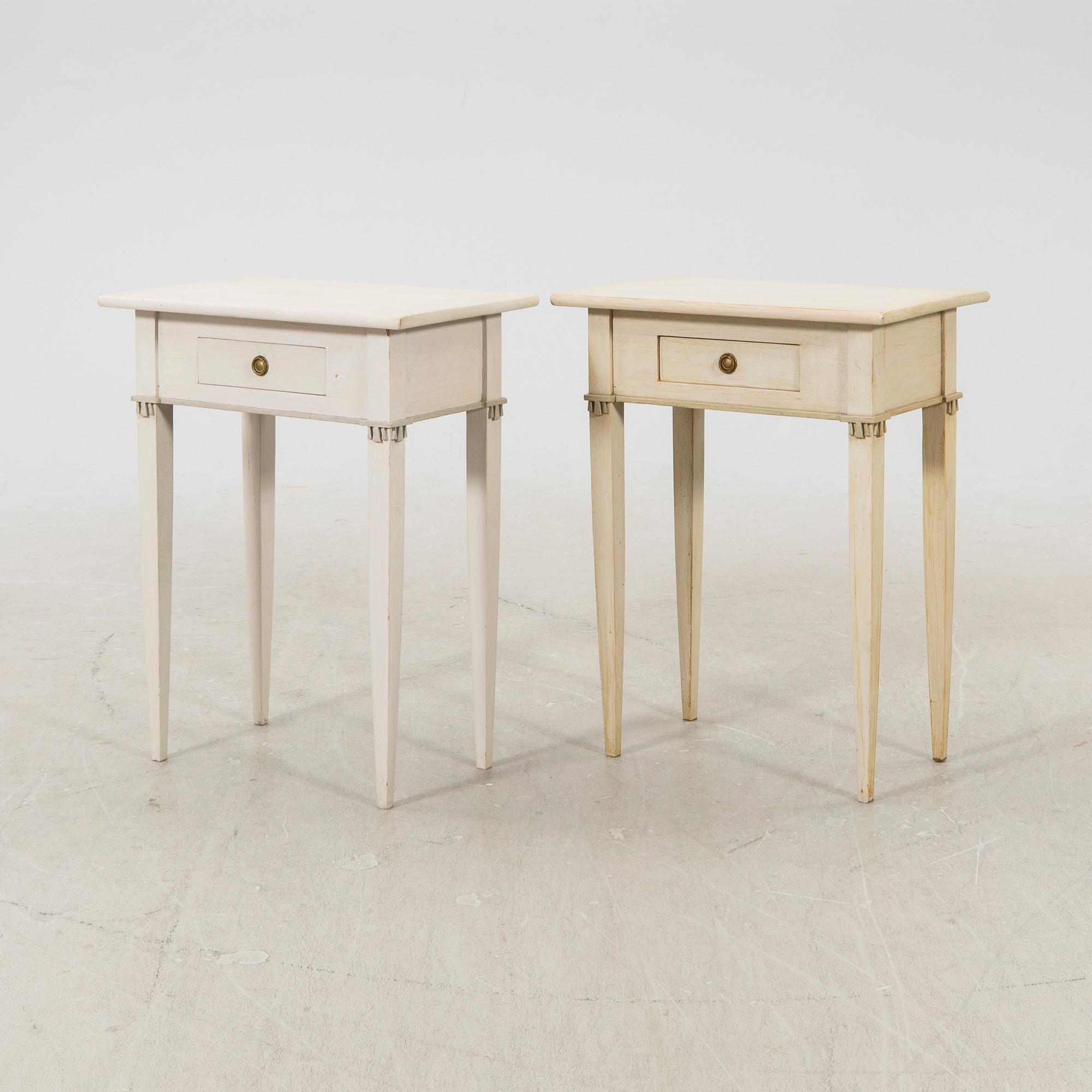 Sängbord/sidobord ett par Gustaviansk stil omkring 1900.