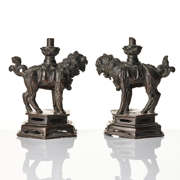 Rökelsehållare, ett par, brons. Yuan/Mingdynastin.