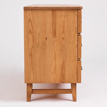 Göran Malmvall, a Swedish Modern pine chest of drawers, Karl Andersson & Söner Möbelfabrik, mid 20th century.