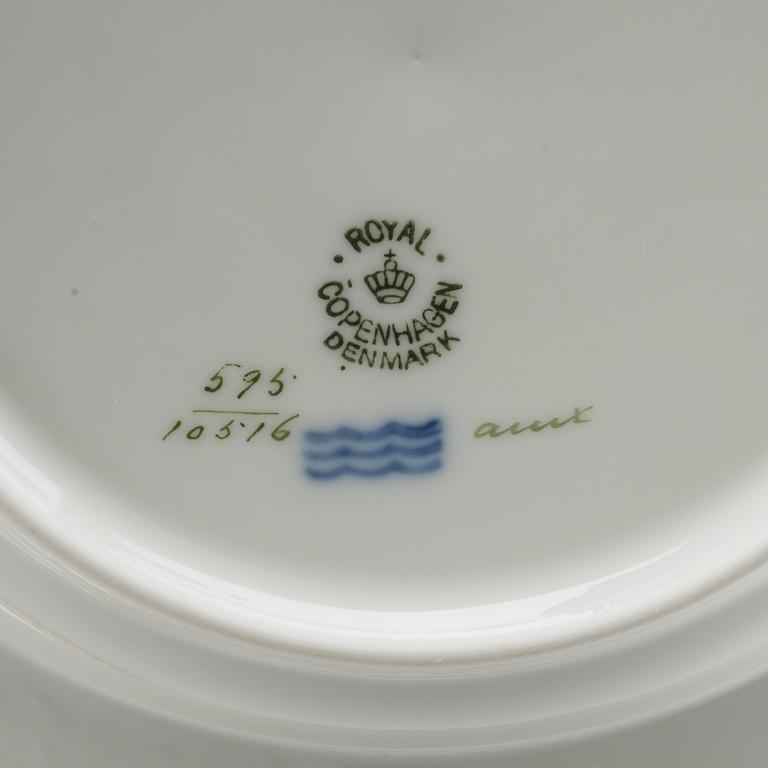 A 161 pcs Royal Copehagen Guldkurv porcelain dinner service.