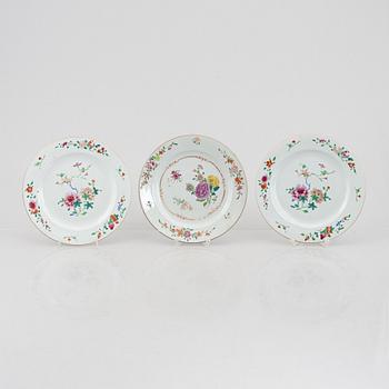 Five Famille rose plates and a charger, China, Qianlong (1736-95).