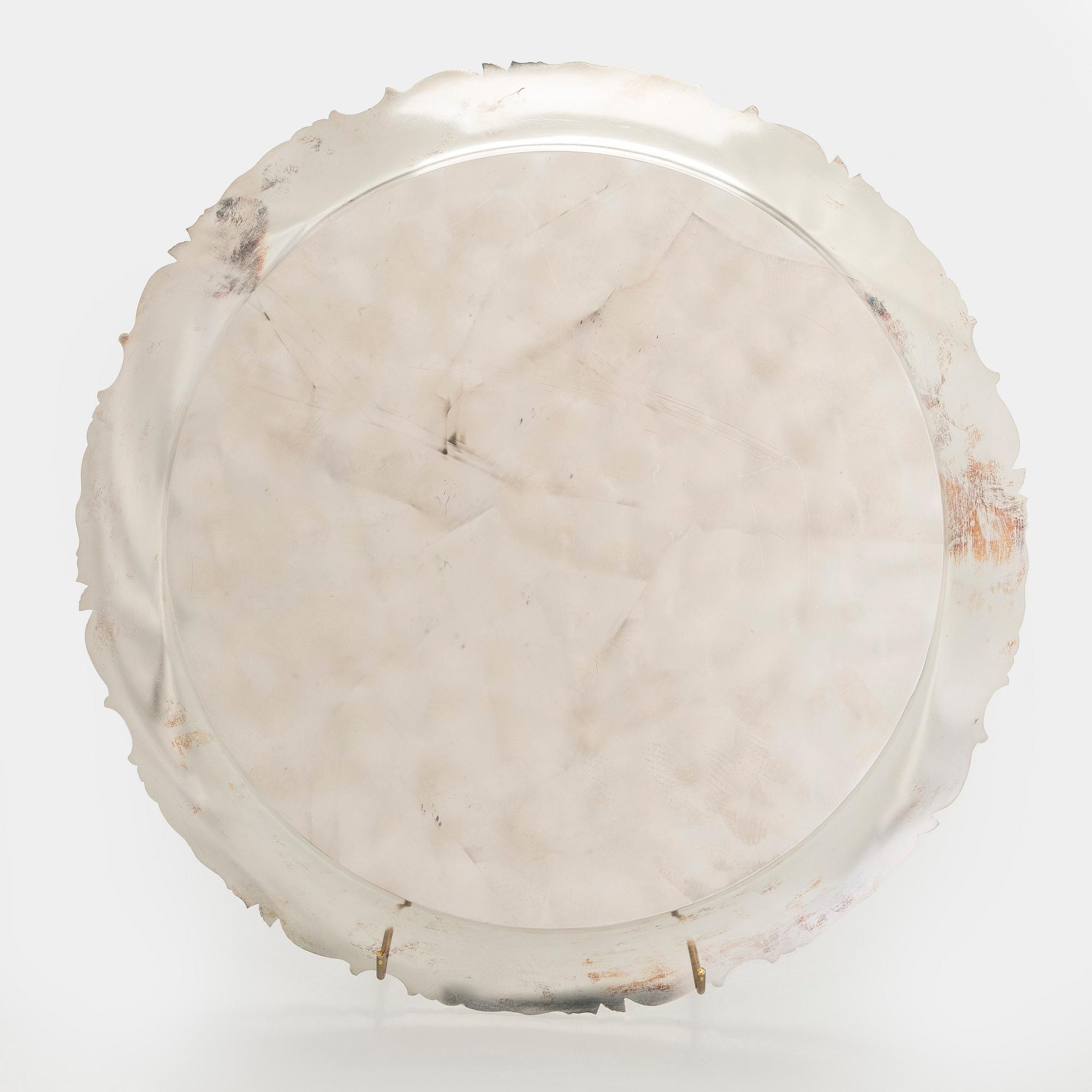 Tarjotin, hopeaa, Auran Kultaseppä Oy, Turku 1976.