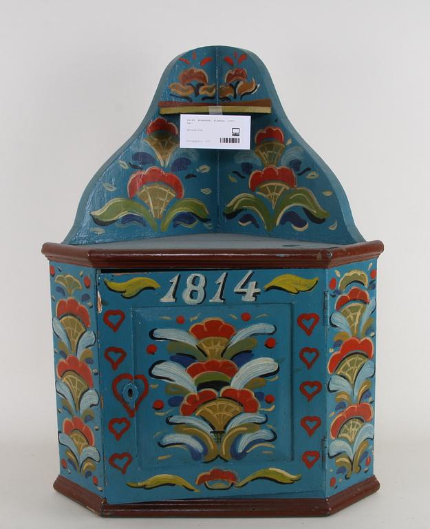 HÖRNSKÅP, allmoge, 1800-tal.