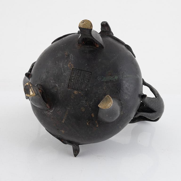 A Chinese bronze censer, late Qing dynasty.