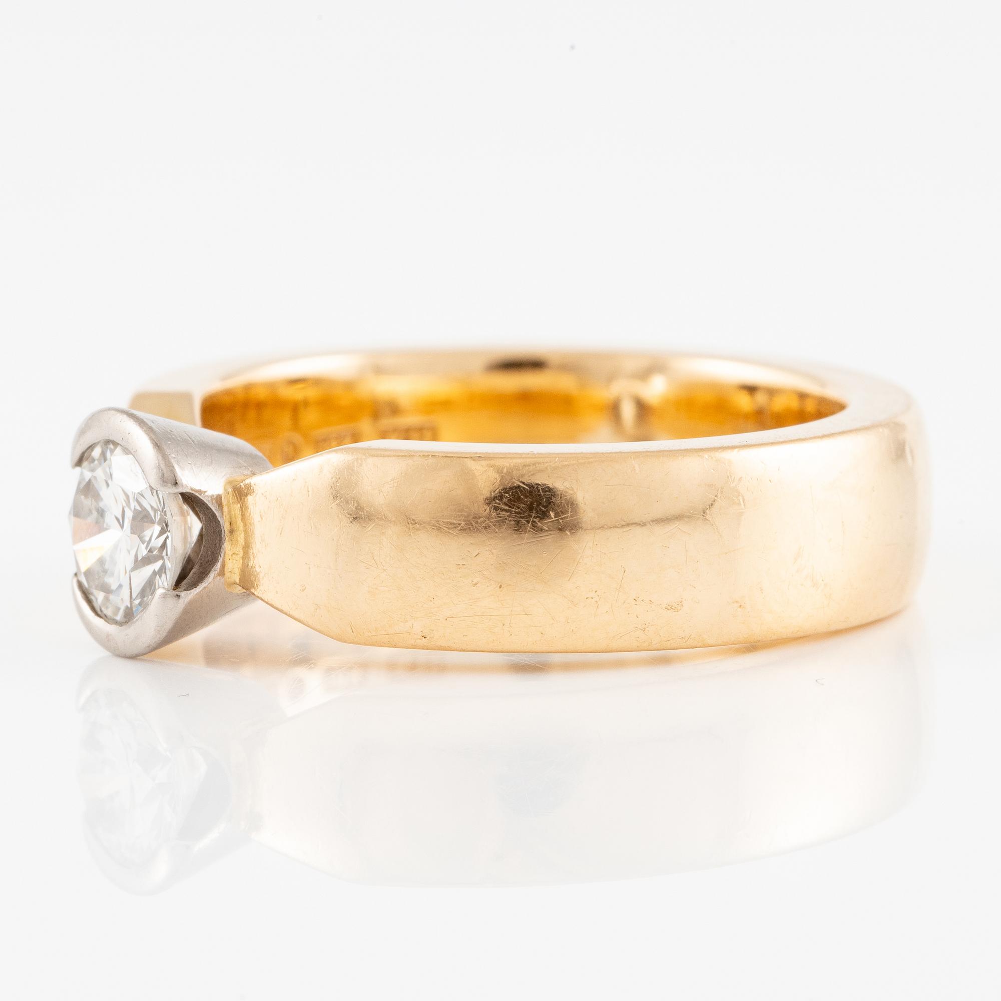Ring 18K gold with a round brilliant-cut diamond.