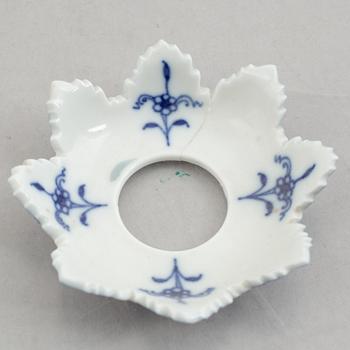 29 pieces of a "Zwiebelmuster" porcelain service, Meissen, Germany.