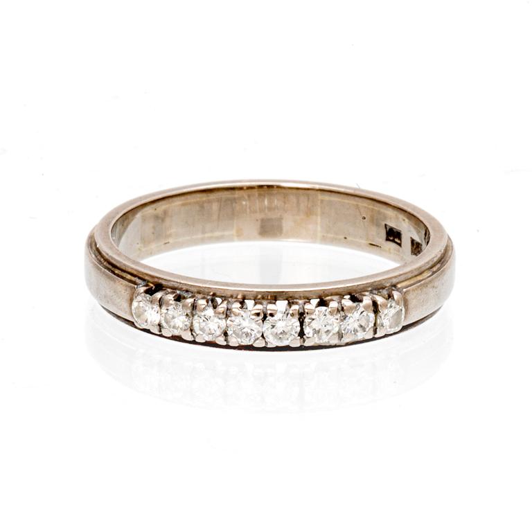 An 18K white gold ring with brilliant cut diamonds.