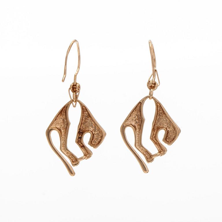 A pair of 14K gold panther earrings. Finnish hallmarks.