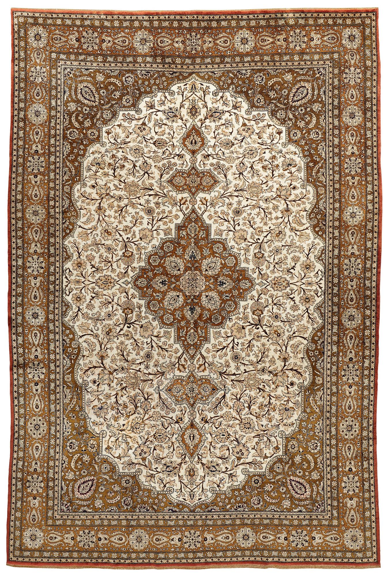 MATTA, semiantik silke Ghom, ca 269,5 x 179,5-182 cm (samt kortsidorna med 1 och 2 cm slätväv).