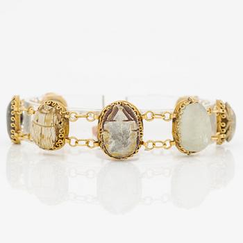 Armband 18K guld med olika mineral samt skarabéformade amuletter.