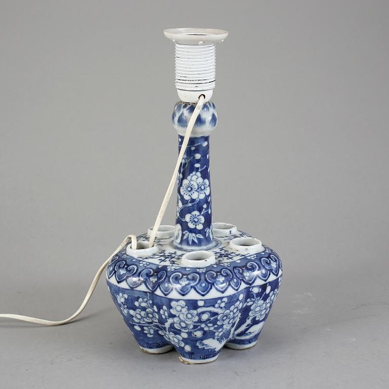 BORDSLAMPA/VAS, porslin, Kina, 1800/1900-tal.
