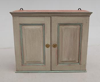 HÄNGSKÅP, allmoge, 1800-talets andra hälft.