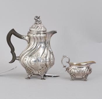 KAFFEKANNA samt GRÄDDKANNA, silver. Rokokostil. CGH  Stockholm 1944-45.