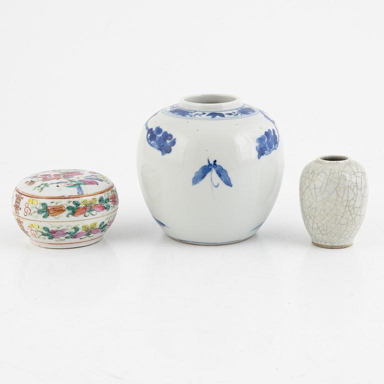 A Chinese porcelain box with cover, a miniature vase and a blue and white jar, 19th/20th century.