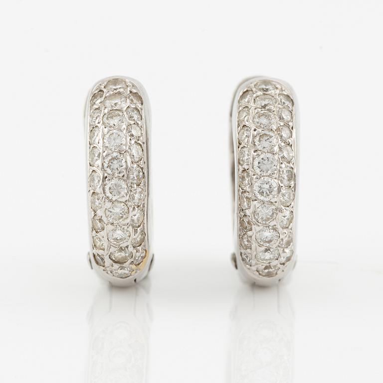 A pair of earrings in 18K white gold with round brilliant-cut diamonds.