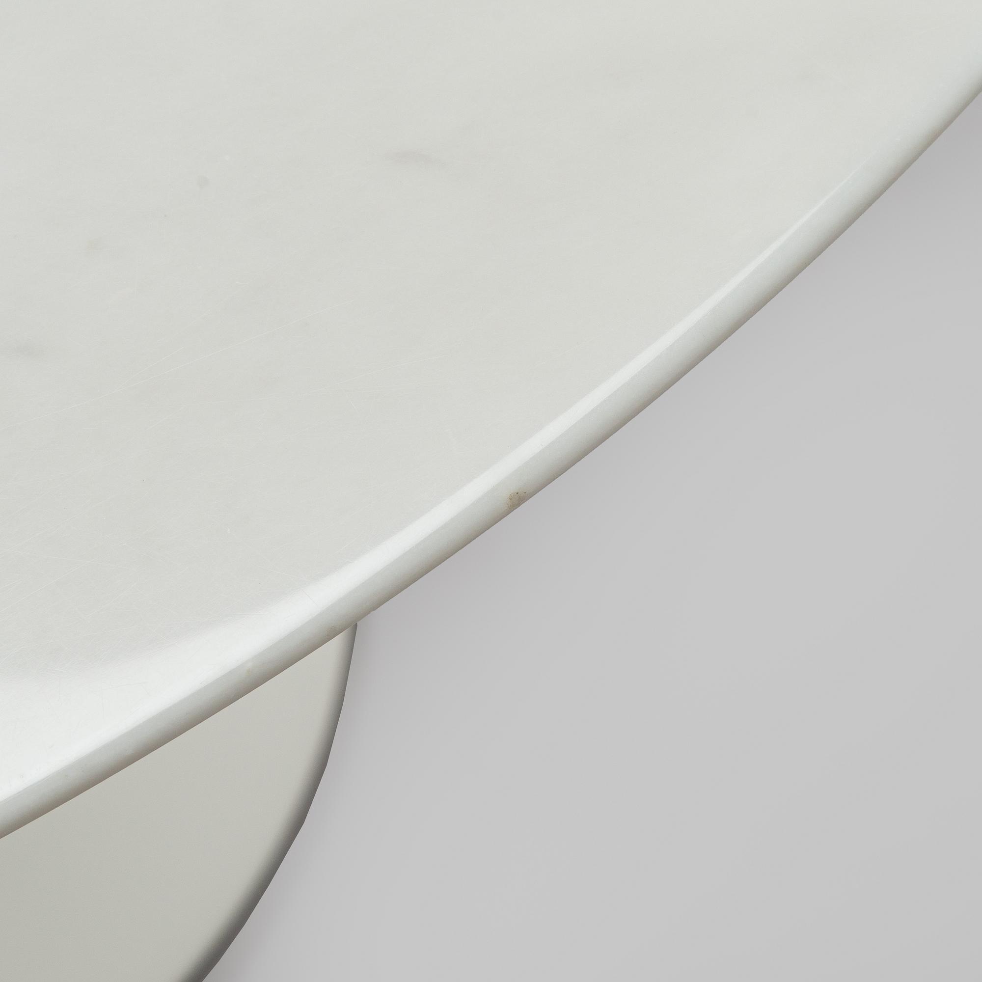 Eero Saarinen, A dining table 'Tulip' Knoll International.