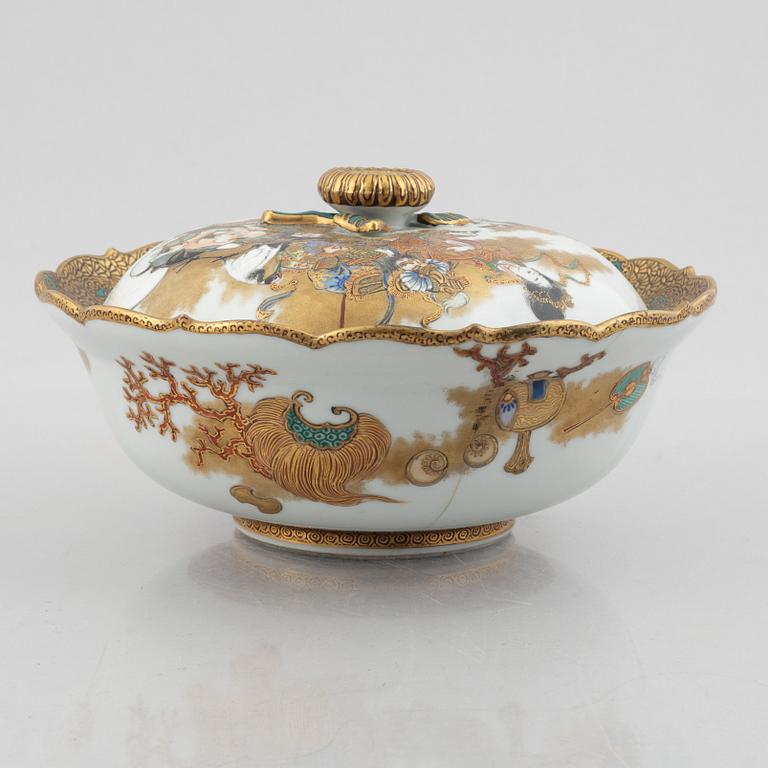 A Japanese porcelain tureen with cover and a lacquer box with cover, early 20th century.