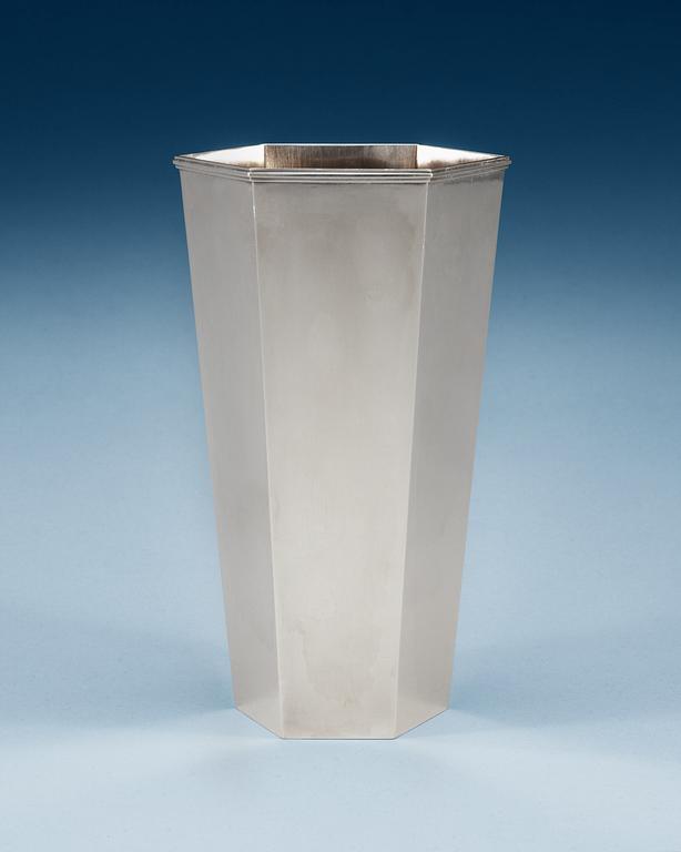 A Wiwen Nilsson sterling vase, Lund 1958.