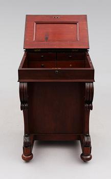 SKRIVPULPET, s k davenport, England, 1800-talets andra hälft.