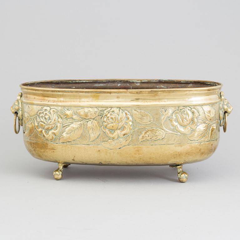 AN EARLY 19TH CENTURY BRASS JARDINIERE.