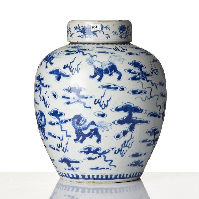 A blue and white jar with cover, Qing dynasty, 19th century.