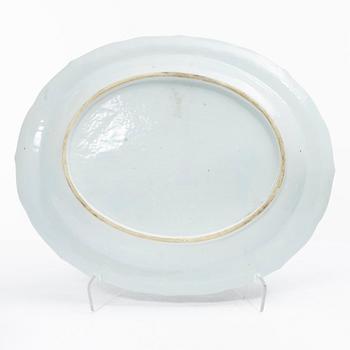 Skål samt serveringsfat, 2 st, porslin, Kina, Qianglong (1735-95) samt Jiaqing (1796-1820).