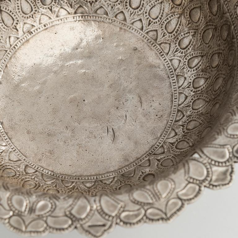 Malja, hopeaa, mogultyylinen, 1700-luku. Suomalaiset tarkastusleimat, Ossian Hopea, Porvoo 1977.