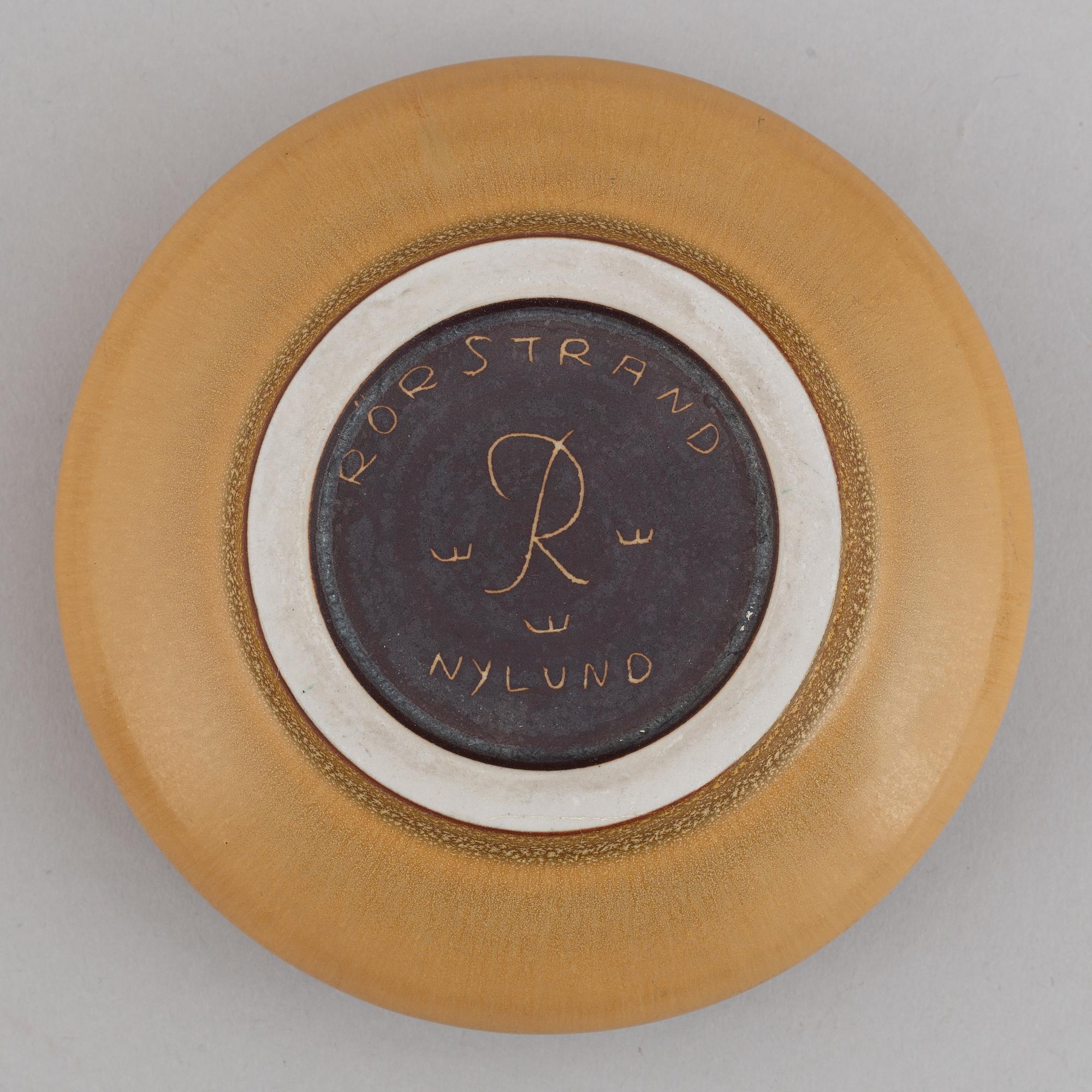 Gunnar Nylund, a set of two stoneware lidded bowls and a bowl, Rörstrand 1940's.