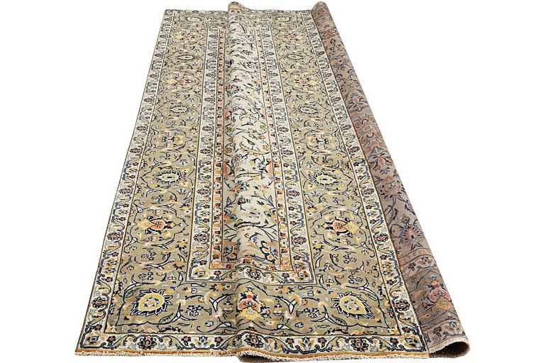 A carpet, Kashan, ca 320 x 255 cm.