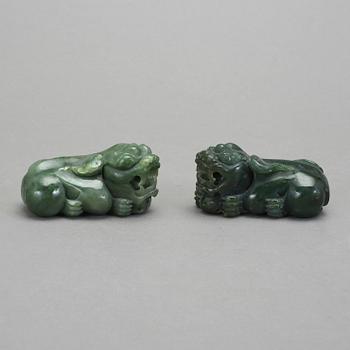 FIGURINER, ett par, troligen nefrit, Kina.