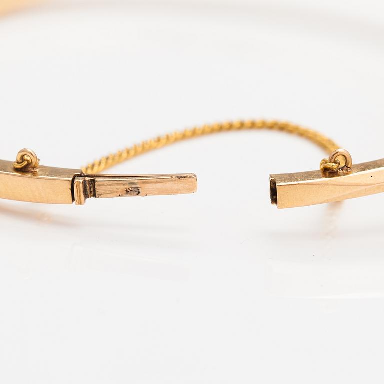 Otto Roland Mellin, An 18K gold bracelet with a cultured pearl and old-cut diamonds ca. 0.48 ct in total. Helsinki 1897.