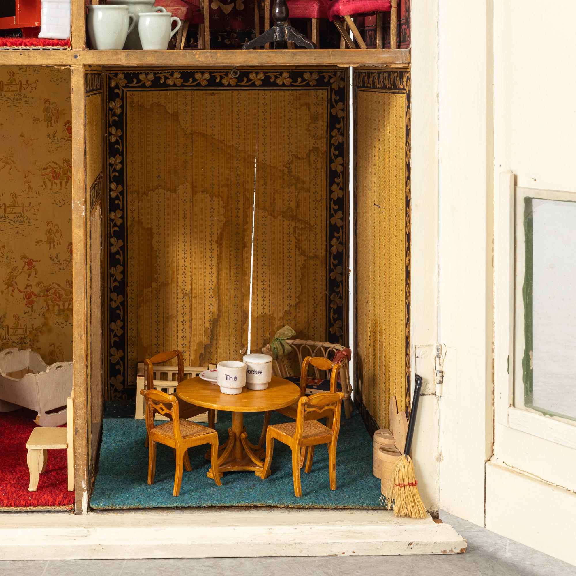 Dockskåp med dockskåpsmöbler samt tillbehör, bl a Berit Bergström, Nolbyn, Värmländskt Hantverk, 1940-/50-tal.