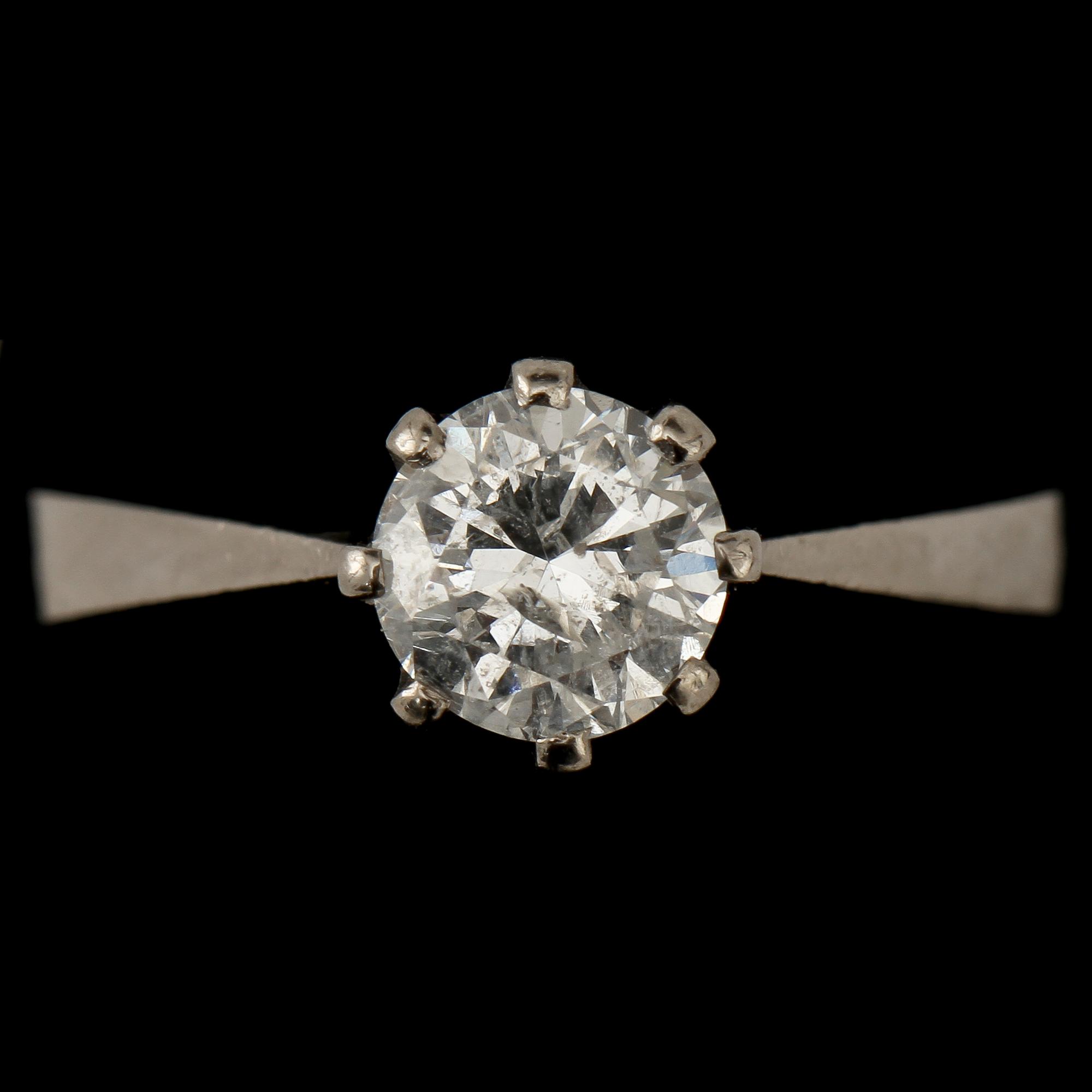 RING, 18k vitguld med briljantslipad diamant, 1.07 ct enligt gravyr, Stockholm, 1982. Vikt 4 g.