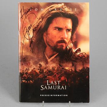 TOM CRUISE f. 1962, autograf på broschyr, Siste samurajen, 2003.