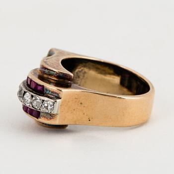 RING, Art déco, 18K gold with a diamond approx 0.65 cts, small diamonds 8/8 approx 0.40 cts and small rubies.