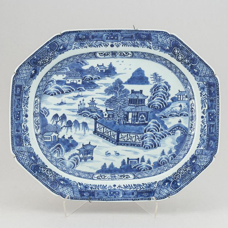 An export ware porcelain charger, China, Qianlong, 18th Century.