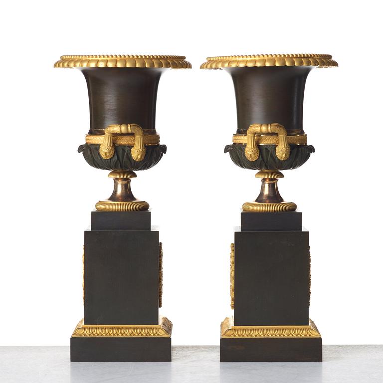 A pair of French Empire urns, beginning of 19th century.