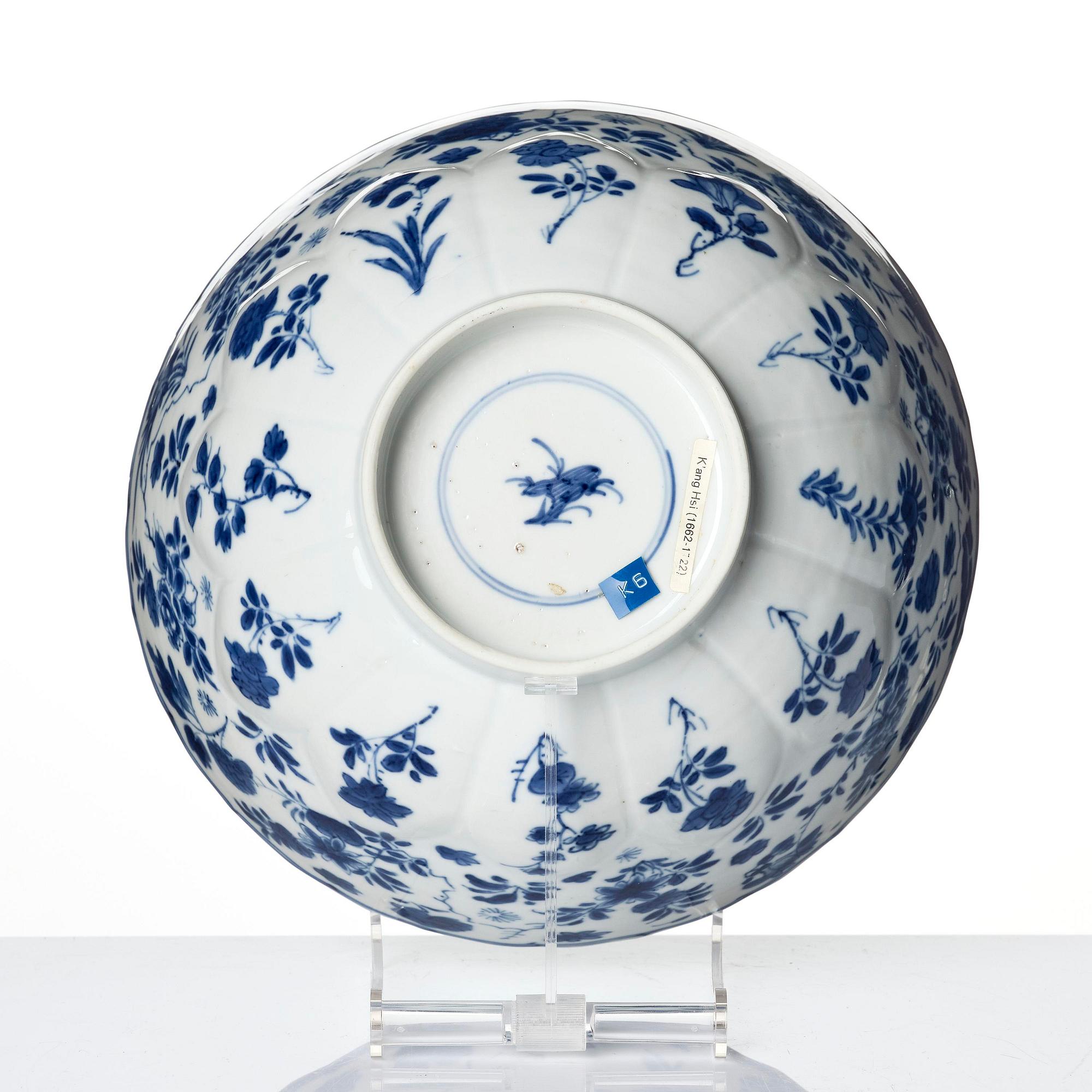 A blue and white 'floral' bowl, Qing dynasty, Kangxi (1662-1722).