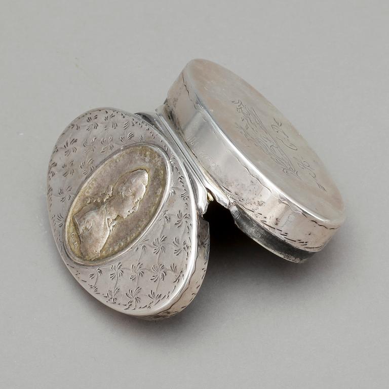 DOSA, silver, möjligen Carl Fahlberg, Uppsala, 1700-tal. Vikt ca 75 cm.