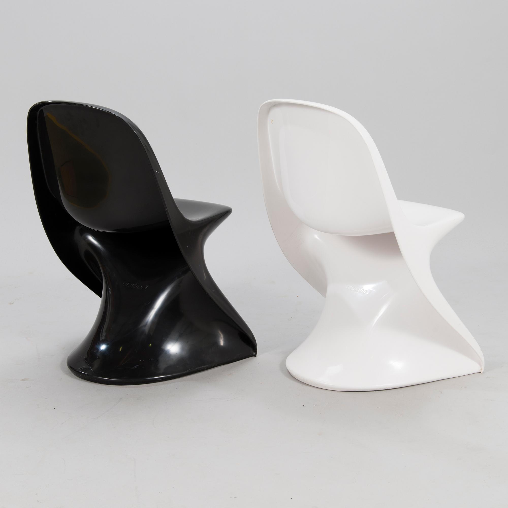 A pair of children's chairs, plastic, 'Casalino', design Alexander Begge for Casala, Germany. Late 20th century.