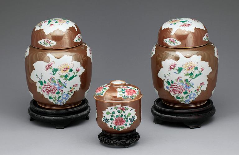 BOJANER ett par SAMT SKÅL MED LOCK, porslin, Qianlongtyp, Kina, troligen 1800-tal.