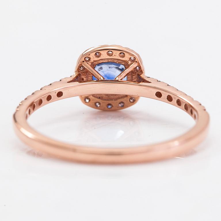A 14K rosegold ring with a sapphire and diamonds ca 0.12 ct in total.