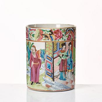 A Canton famille rose mug, Qing dynasty, 19th Century.