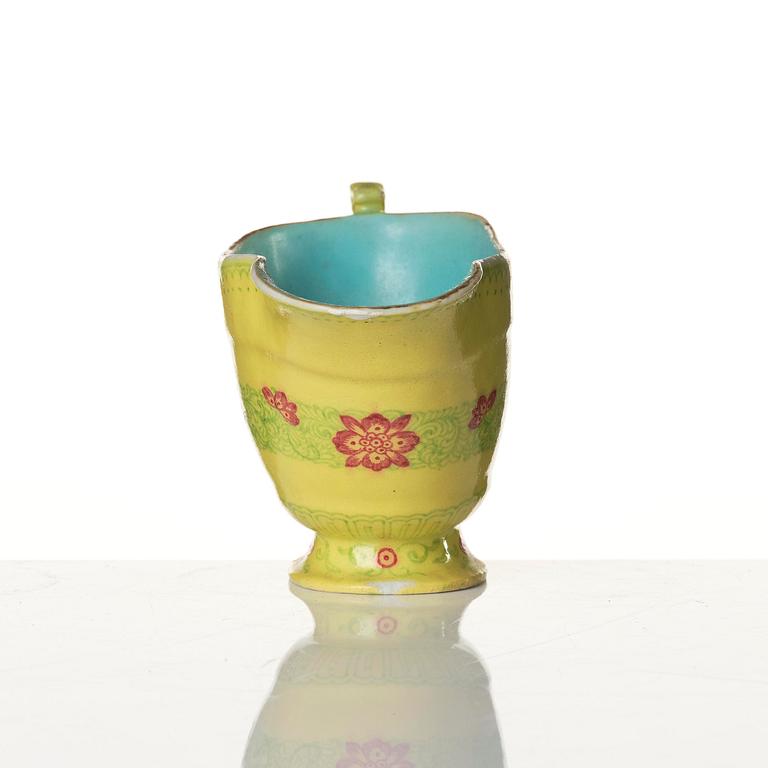 Koppar, två stycken, keramik samt kanna, porslin. Qing dynastin, 1800-tal.