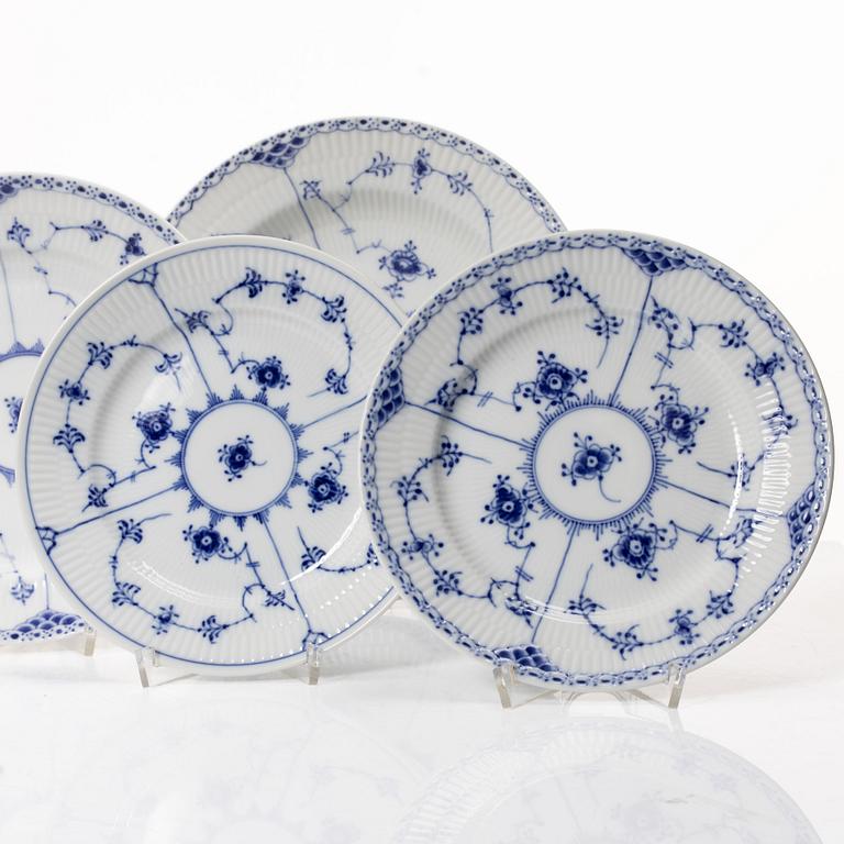 Royal Copenhagen, Dinner service, 31 pieces, “Musselmalet Halvblonde”, Denmark.