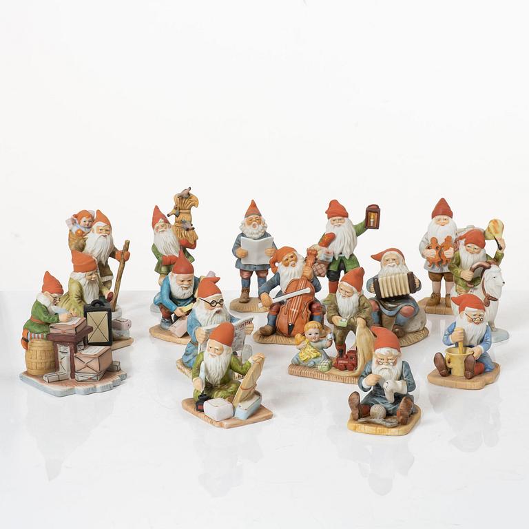 Jenny Nyström, efter, figuriner, 16 st, porslin, för Kalmar Läns museum.