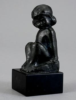 CARL EINAR BORGSTRÖM. Skulptur, brons, sittande flicka, monogramsignerad ceb. 1900-tal.