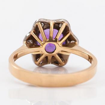 Ring, 18K guld, ametist och diamanter ca 0.15 ct totalt. H. Lahtinen & Co, Helsingfors 1973.